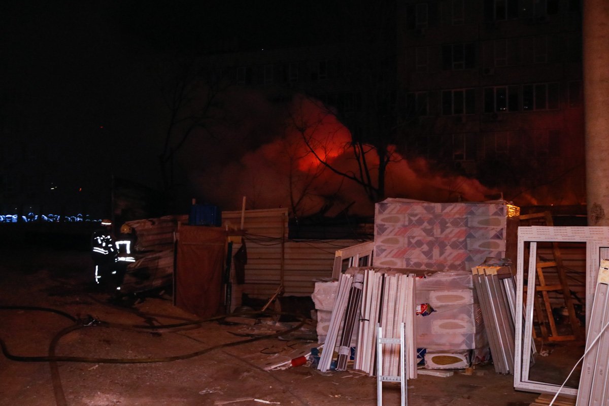 В ночь на 7 апреля в Киеве по адресу проспект Освободителей, 1 произошел пожар В ночь на 7 апреля в Киеве по адресу проспект Освободителей, 1 произошел пожар