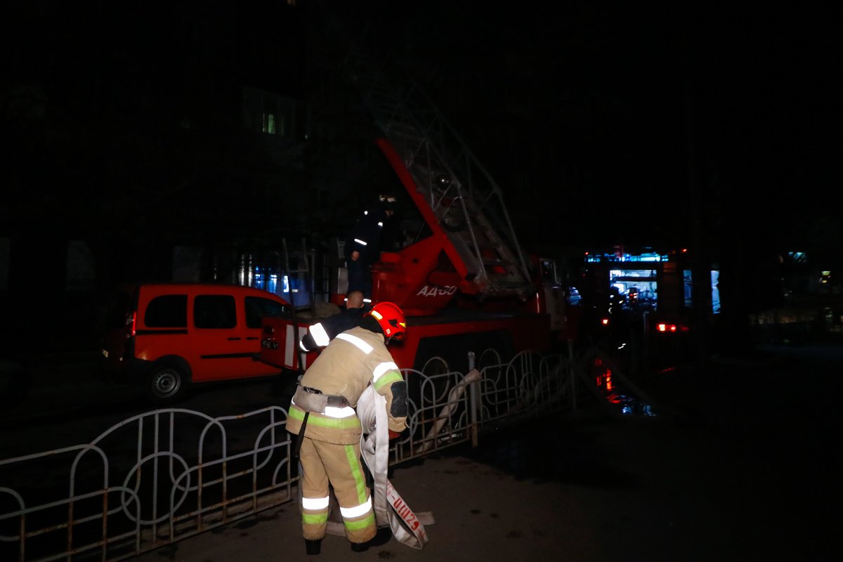 На месте работали 5 единиц основной и специальной техники, а также около 17 человек личного состава На месте работали 5 единиц основной и специальной техники, а также около 17 человек личного состава