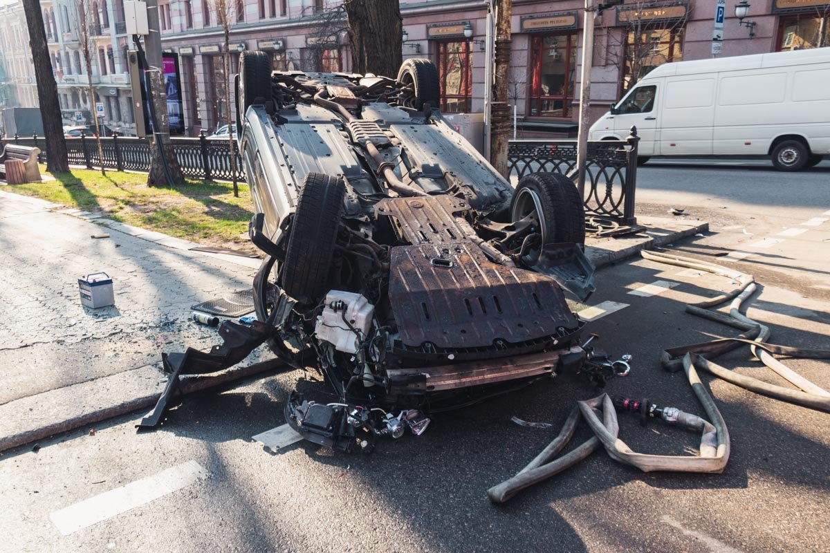 От удара Subaru перевернулся