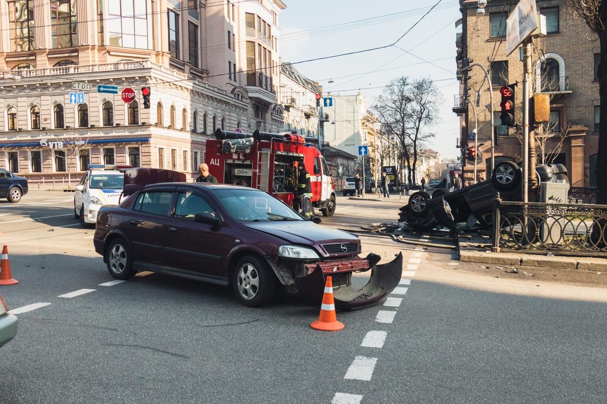 Автомобили не поделили левый ряд бульвара 