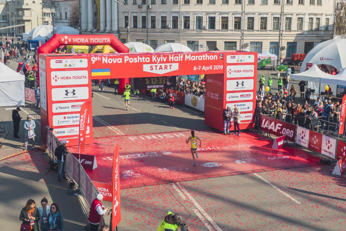 Сотни атлетов борются за хорошие результаты на 21-километровой дистанции