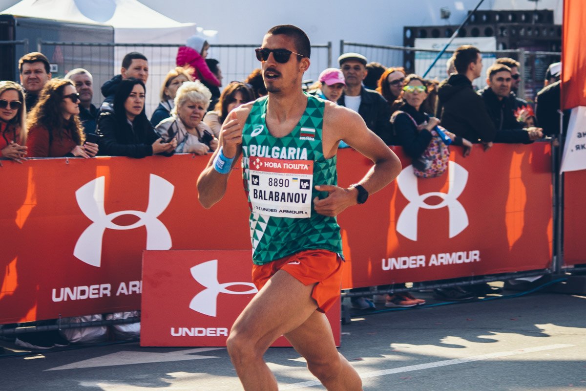 Всего в марафоне принимают участие около 13 000 человек