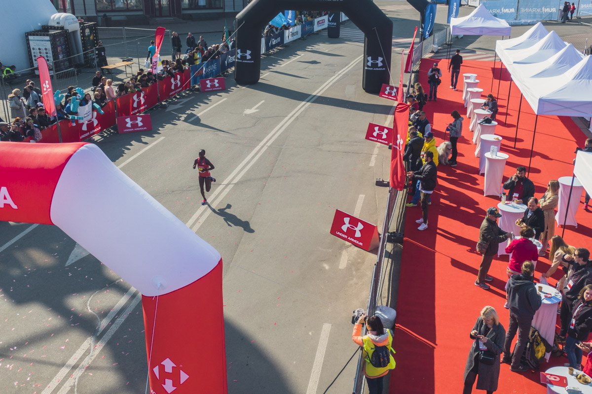 Многие бегуны участвовали в марафоне впервые