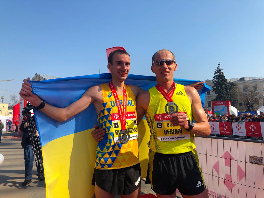 Украинский атлет Роман Романенко, замкнувший пятерку победителей, с одним из участников полумарафона