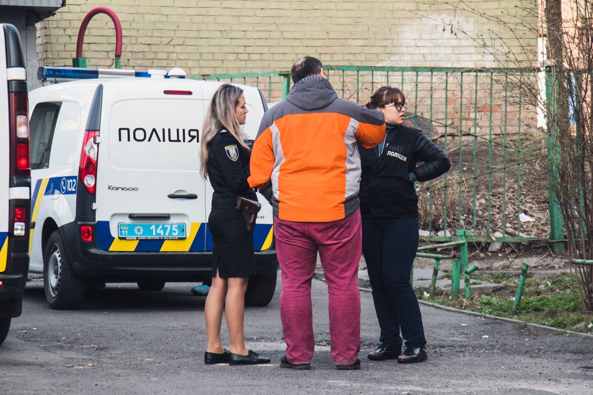 На месте работали криминалисты