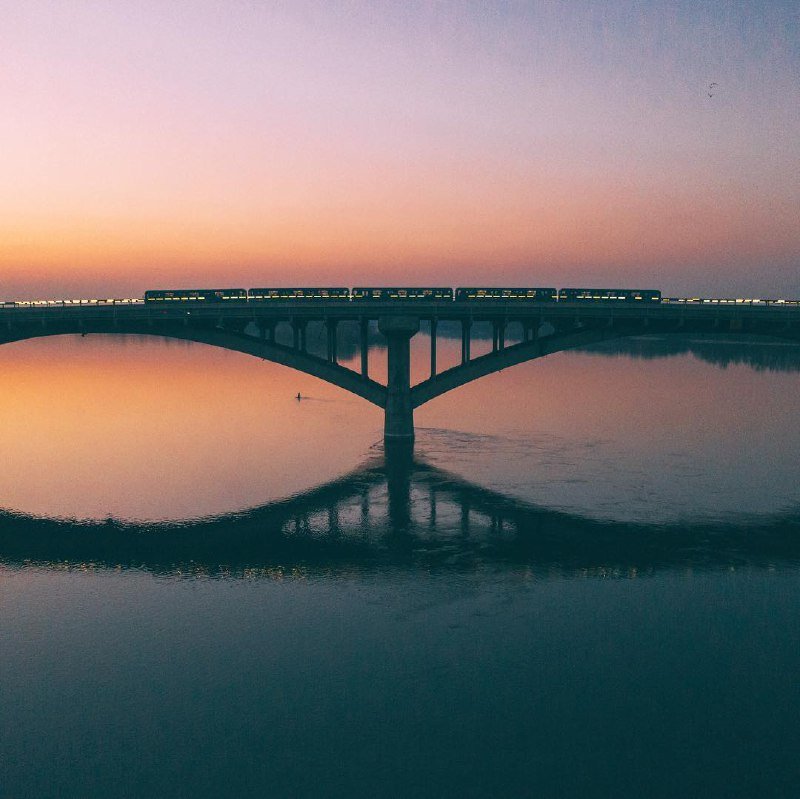 И если не хватает спокойствия в метушливом городе, подойдите на закате к воде. Фото: @vlad.vasylkevych И если не хватает спокойствия в метушливом городе, подойдите на закате к воде. Фото: @vlad.vasylkevych