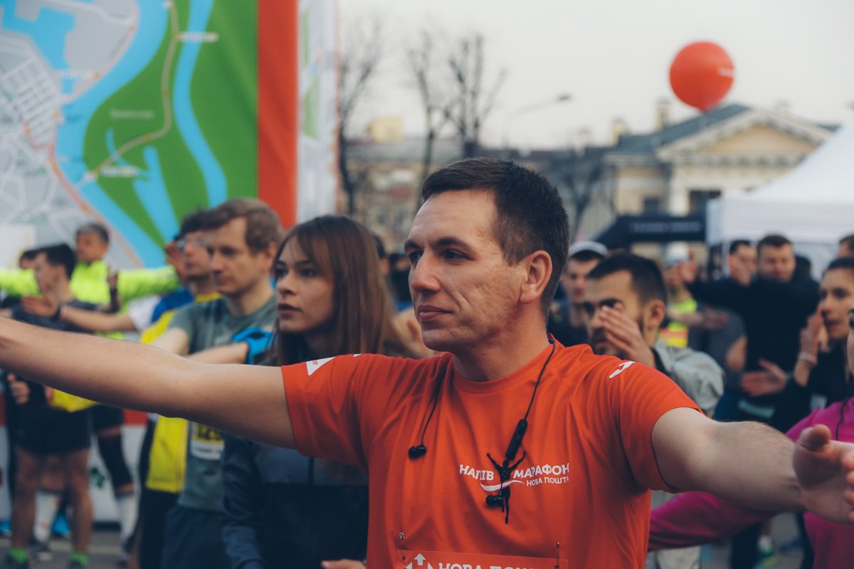 На Контрактовой площади собрались не только тысячи бегунов, но и огромное количество болельщиков