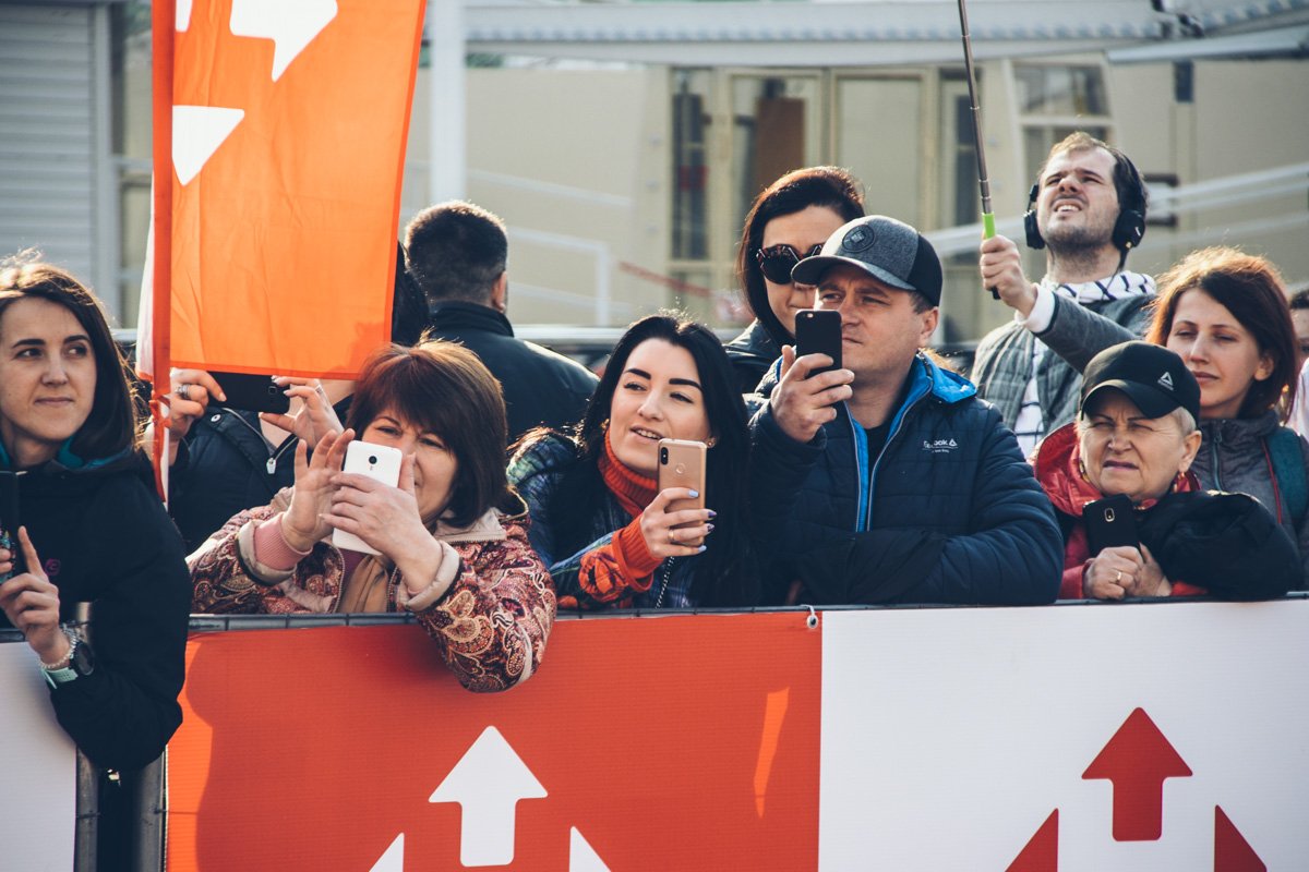 Все настроены позитивно и даже прохожие, которые случайно стали свидетелями происходящего, заряжаются энергией на весь день