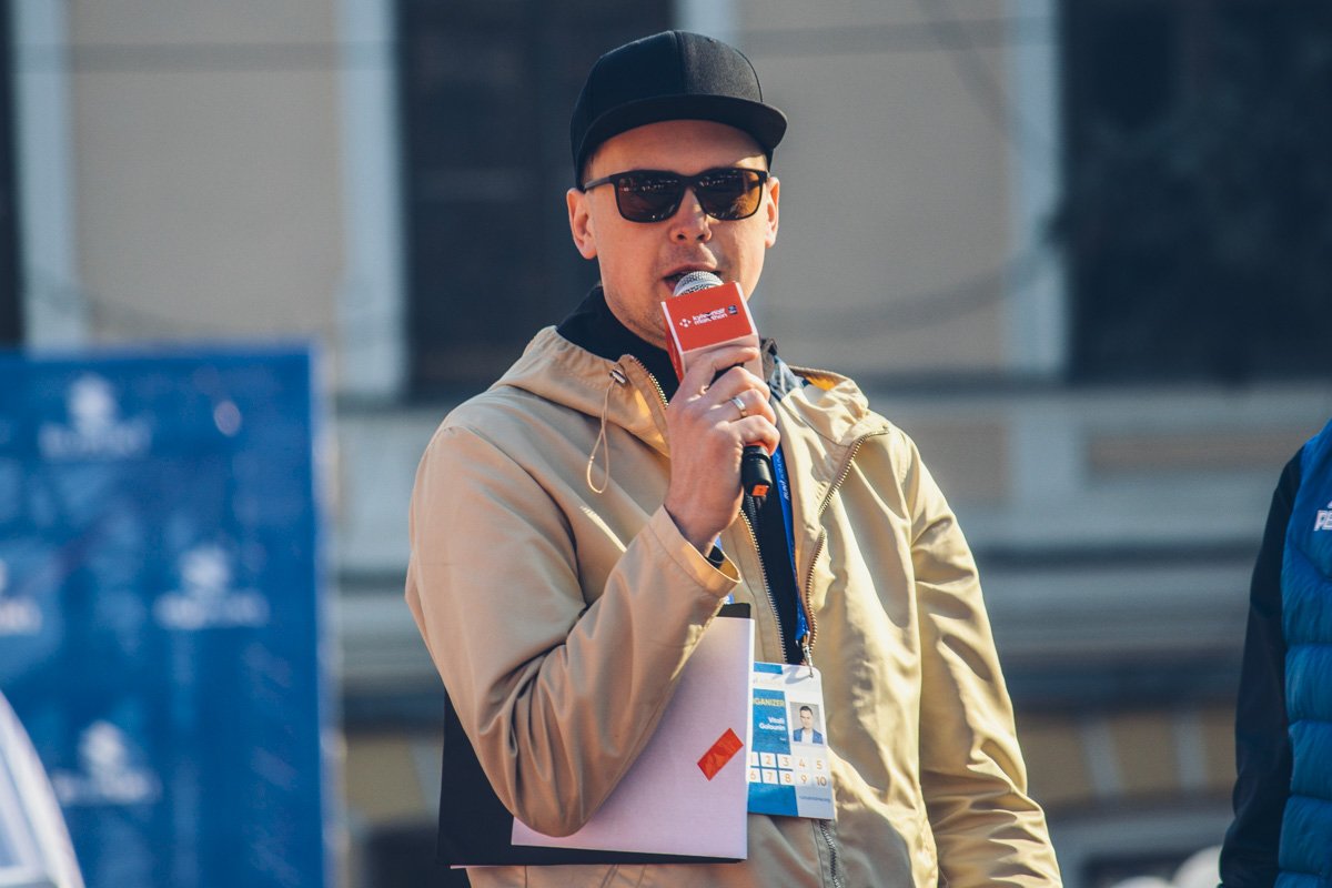 Профессиональные ведущие комментировали все, что происходит на марафоне 