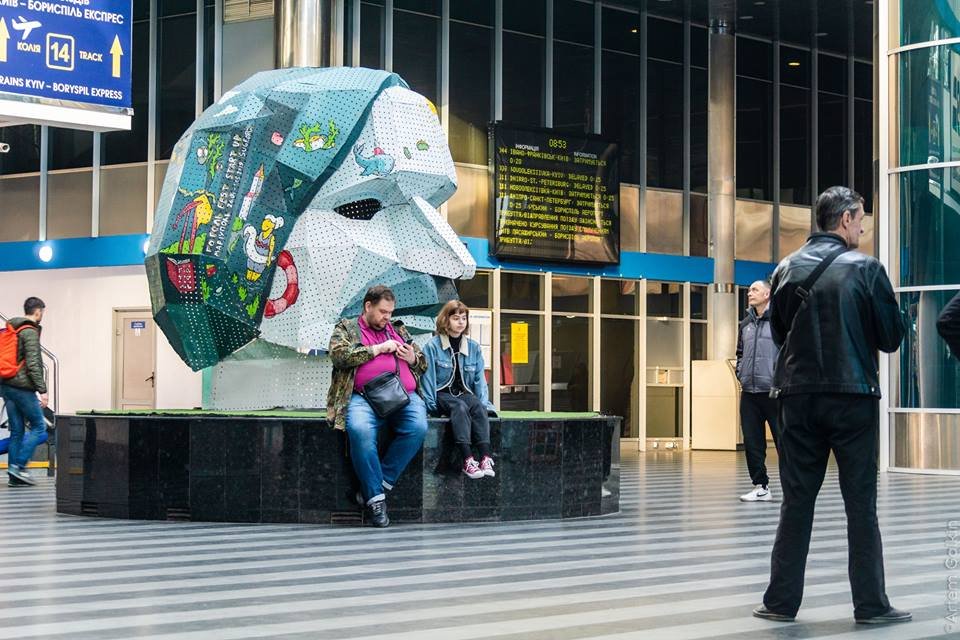 На Южном вокзале появилась скульптура гигантской головы Гоголя На Южном вокзале появилась скульптура гигантской головы Гоголя