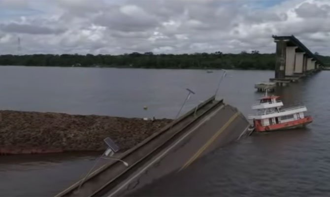 В Бразилии после столкновения с буксиром обрушился автомобильный мост через реку В Бразилии после столкновения с буксиром обрушился автомобильный мост через реку