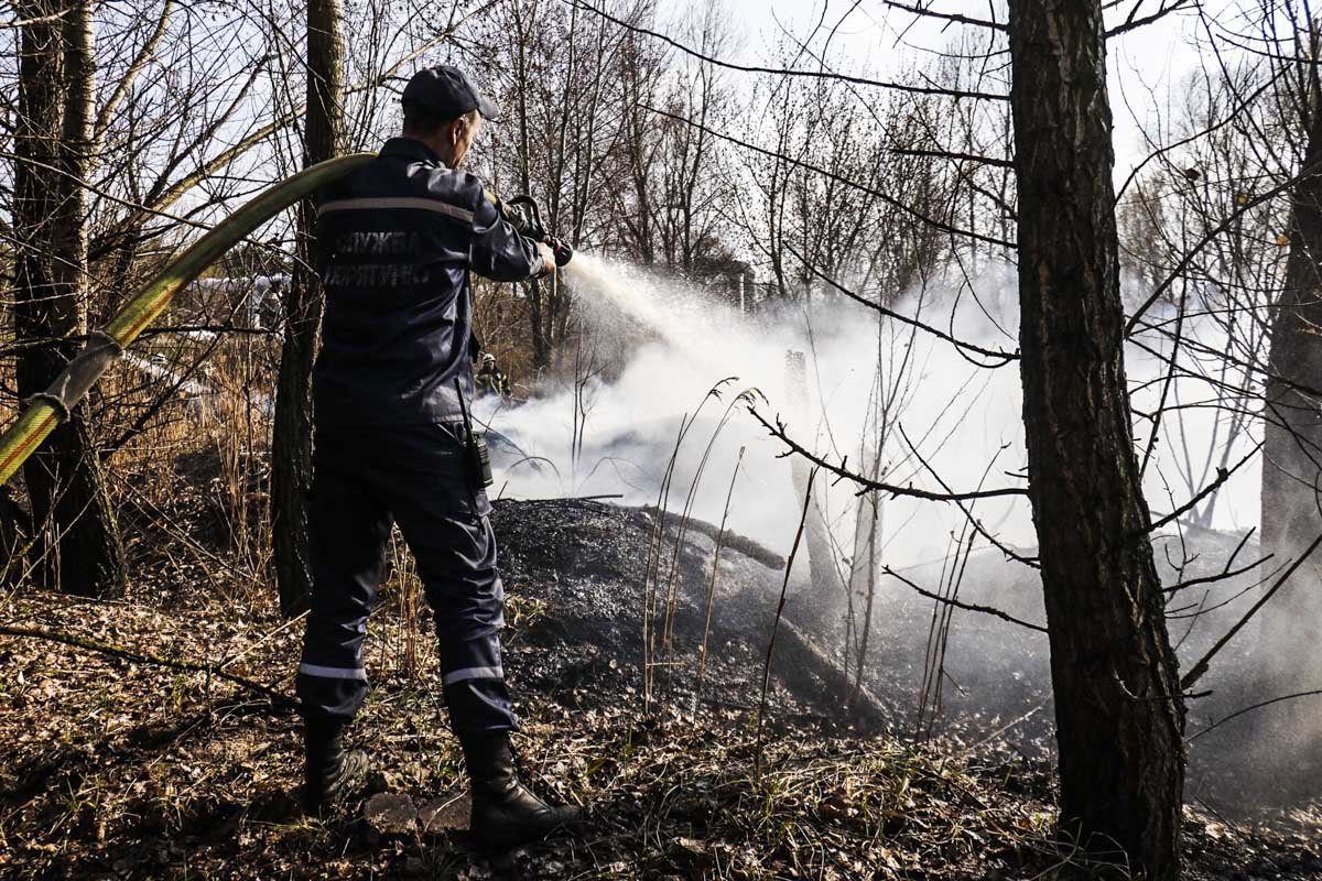 Для борьбы со стихией прибыли три единицы пожарной техники и 15 человек личного состава Для борьбы со стихией прибыли три единицы пожарной техники и 15 человек личного состава