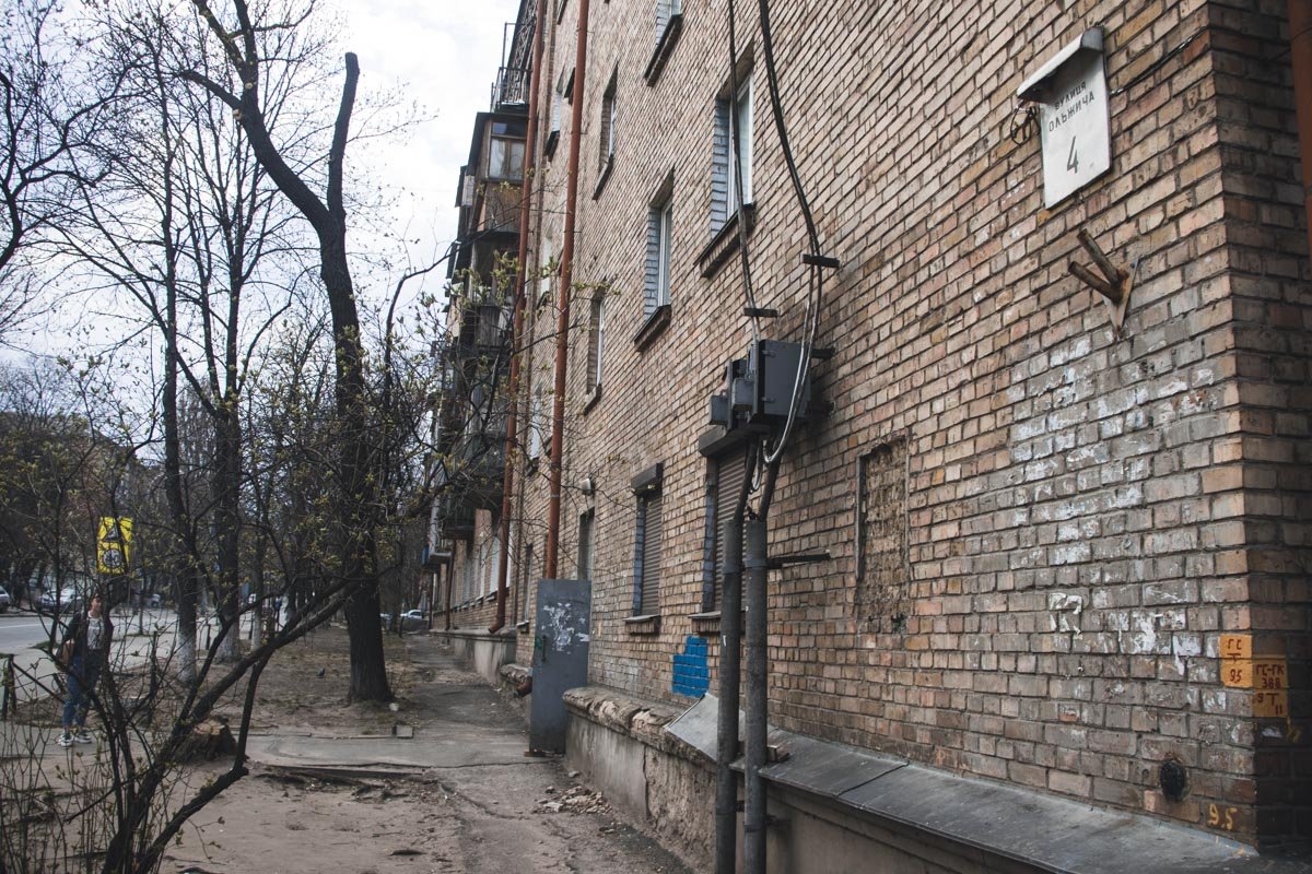 В воскресенье, 7 апреля, в Киеве в пятиэтажном жилом доме по адресу Ольжича, 4 обнаружили труп мужчины