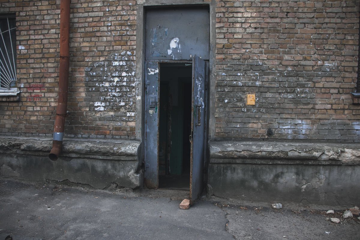 Жители дома услышали трупный запах в подъезде и вызвали полицию