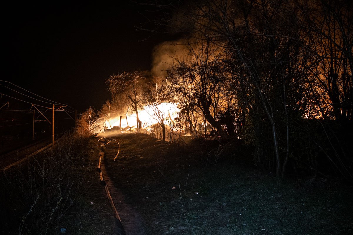 Изначально огонь охватил площадь 200 квадратных метров