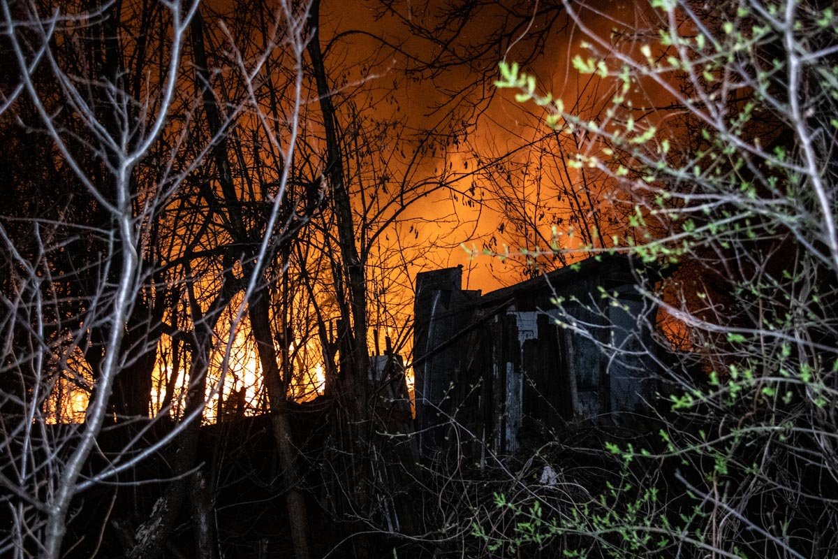 Горели деревья и одноэтажный частный дом