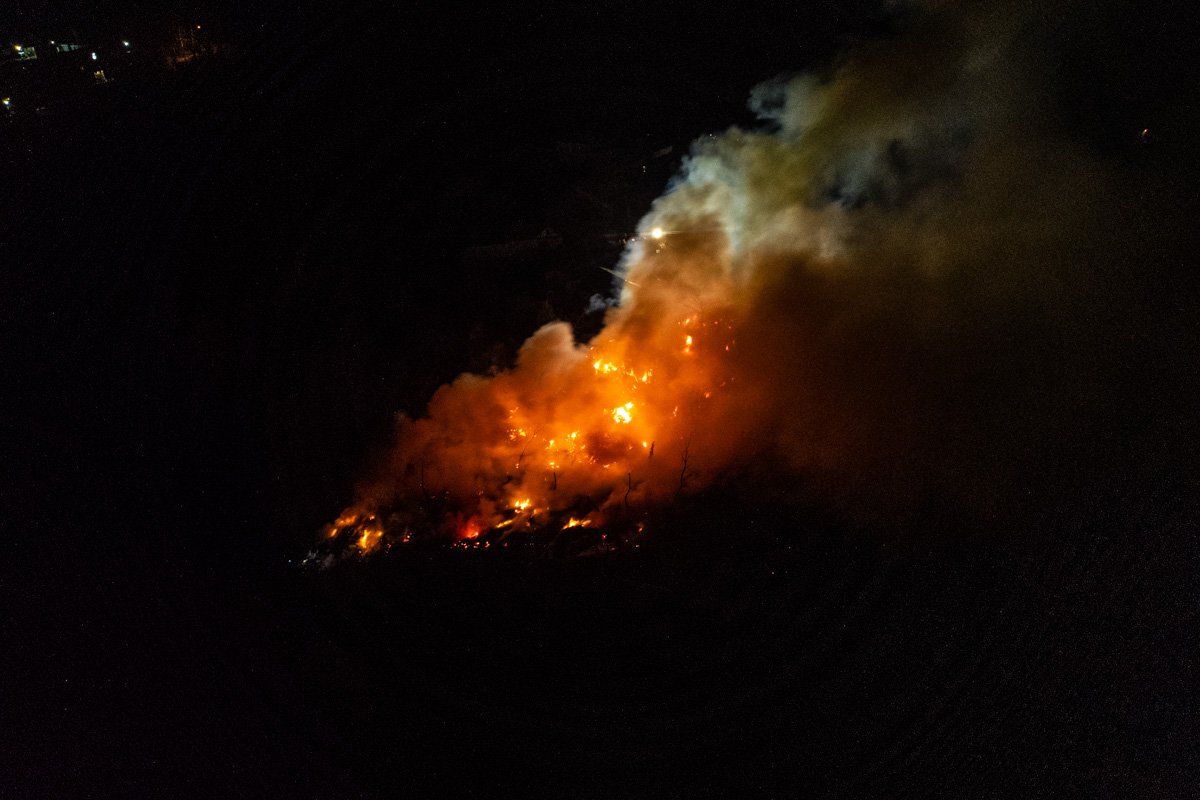 Из-за трех взрывов огонь распространился на площадь 600 квадратных метров