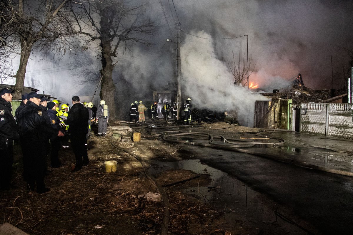 Лишь к 01:42 пожар удалось локализовать, а к 03:12 ликвидировать