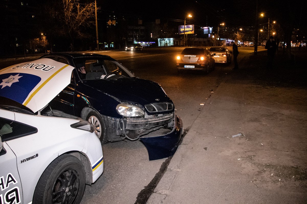 Из-за столкновения машины временно перегородили проезд троллейбусам Из-за столкновения машины временно перегородили проезд троллейбусам