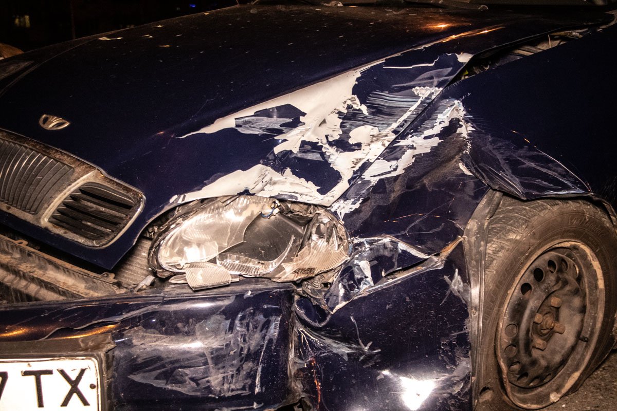 Водителя Lanos осматривали врачи, но от госпитализации он отказался Водителя Lanos осматривали врачи, но от госпитализации он отказался