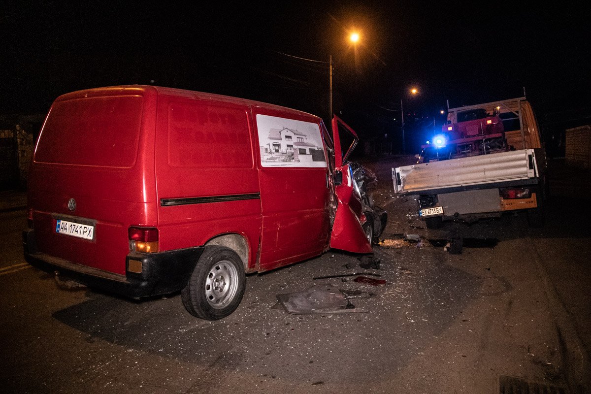 На улице Белицкой столкнулись Volkswagen Transporter и грузовик Mercedes Sprinter На улице Белицкой столкнулись Volkswagen Transporter и грузовик Mercedes Sprinter