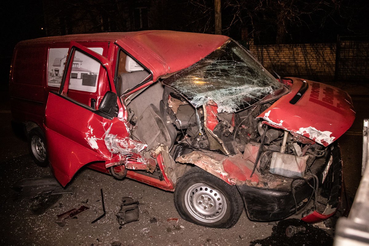 Микроавтобус получил серьезные повреждения Микроавтобус получил серьезные повреждения