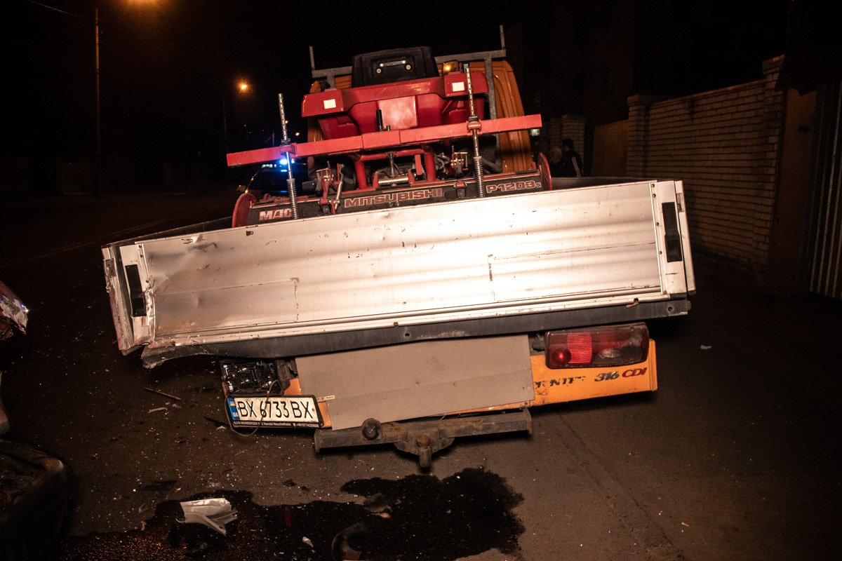 Водитель грузовика только отошел от машины Водитель грузовика только отошел от машины