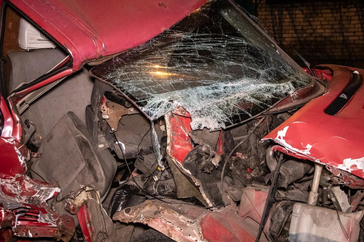 Удар был таким сильным, что грузовик с трактором подвинуло вперед Удар был таким сильным, что грузовик с трактором подвинуло вперед