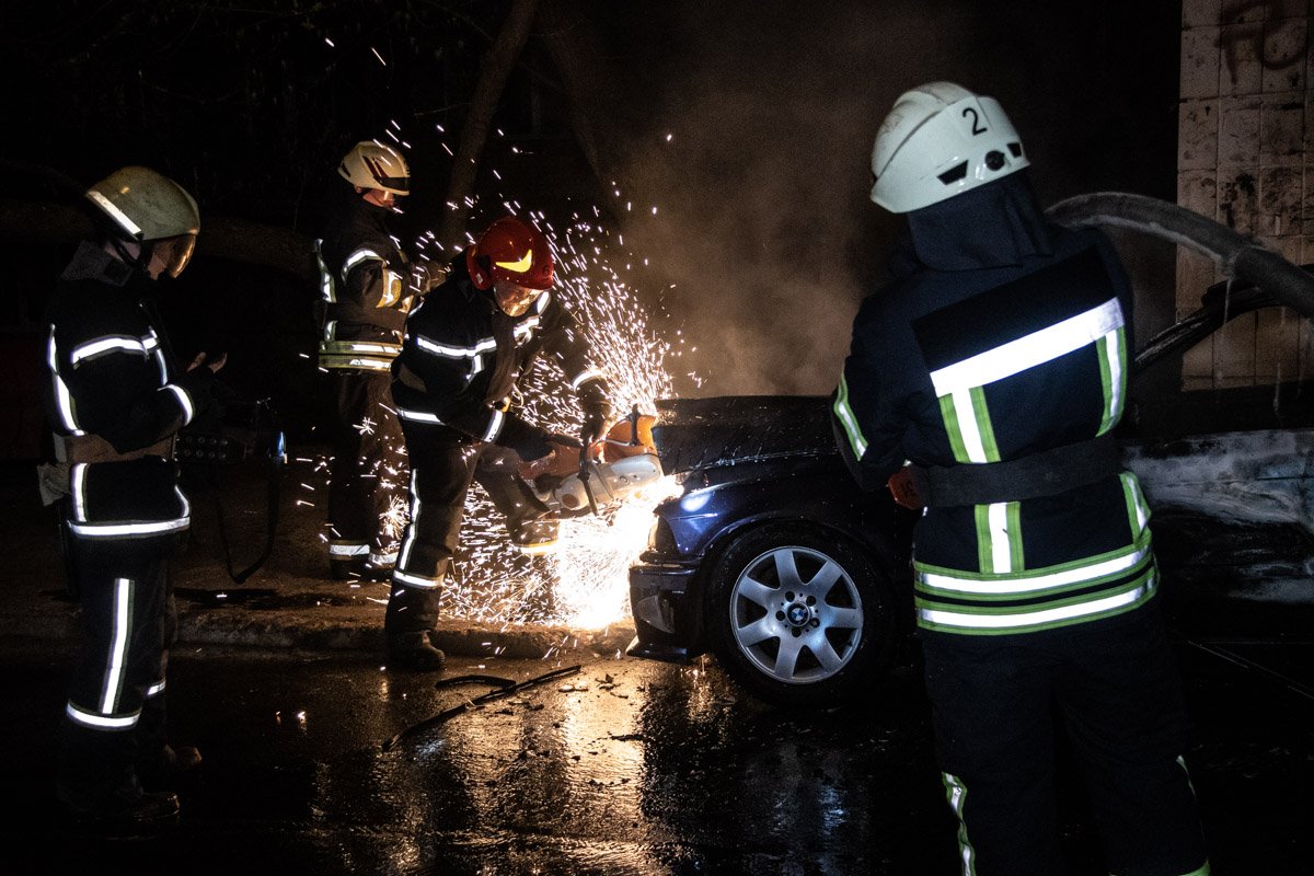 Чтобы ликвидировать возгорание спасатели вскрывали капот с помощью бензореза