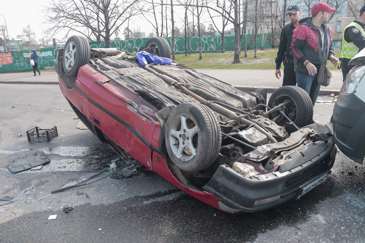 В Киеве возле станции метро "Черниговская" произошло ДТП с переворотом В Киеве возле станции метро "Черниговская" произошло ДТП с переворотом