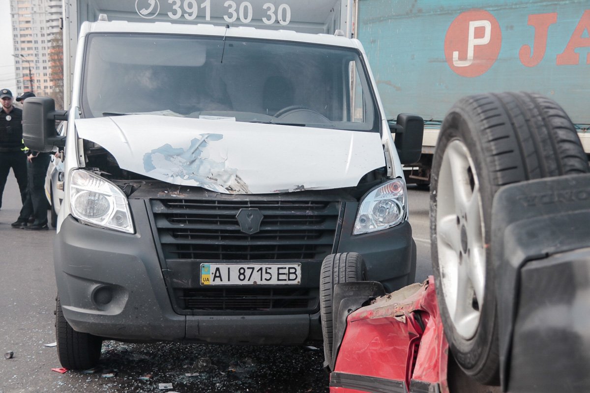 Спуск в сторону Броваров был полностью перекрыт и движения транспорта осуществлялось по встречной полосе движения Спуск в сторону Броваров был полностью перекрыт и движения транспорта осуществлялось по встречной полосе движения
