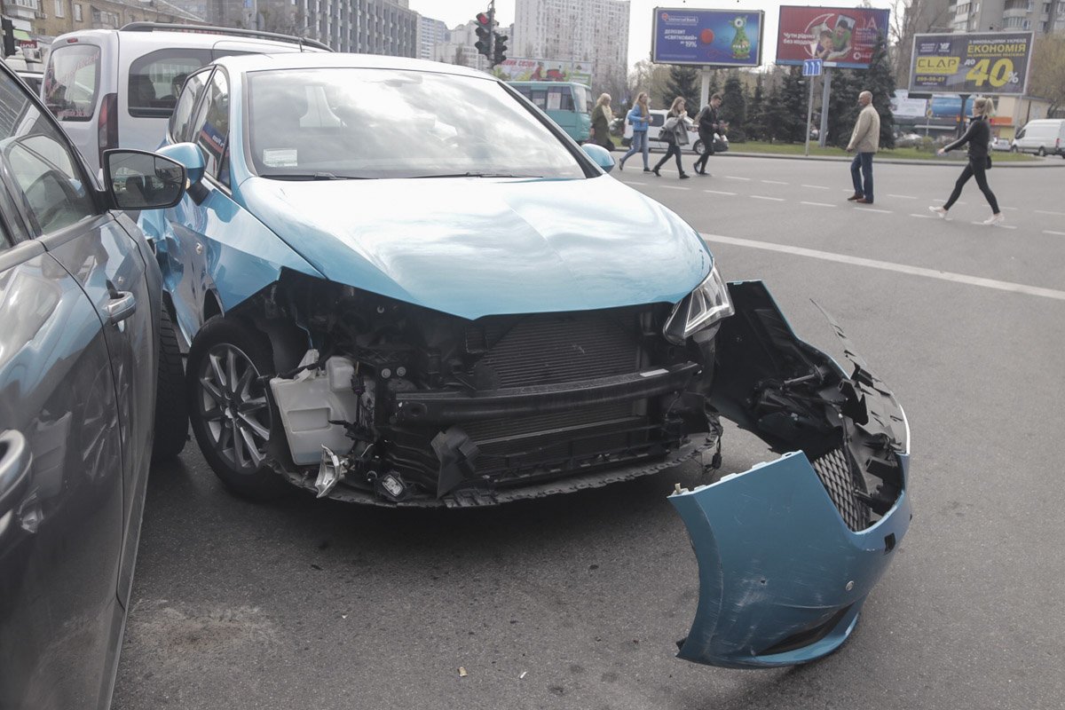 Из-за аварии в сторону Русановки образовалась огромная пробка Из-за аварии в сторону Русановки образовалась огромная пробка