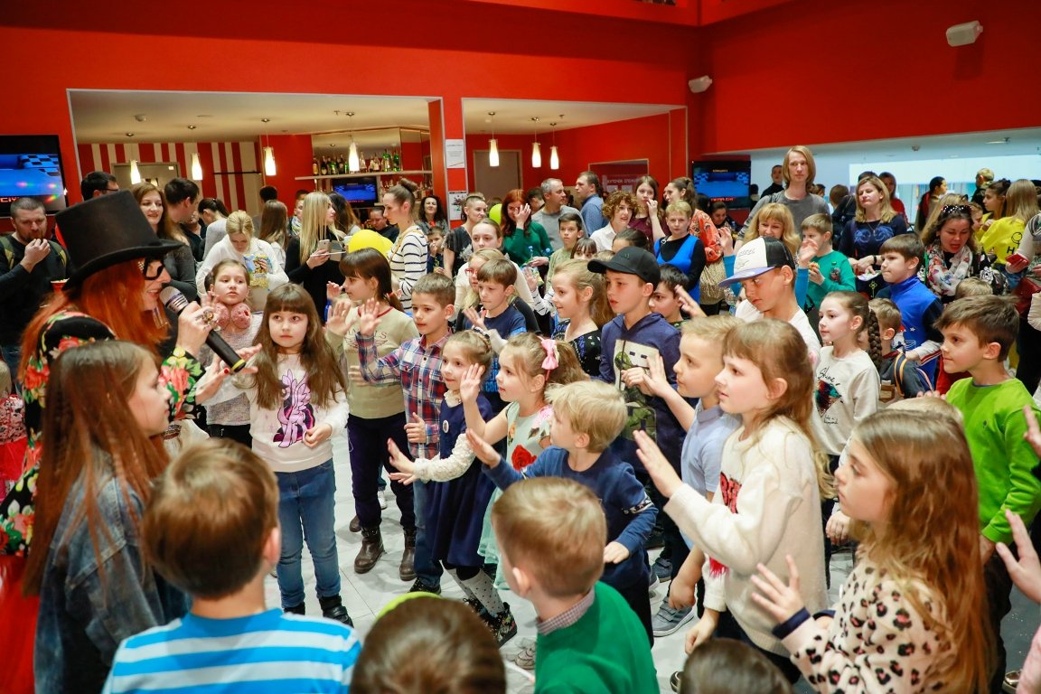 Перед показом дети участвовали в развлекательной программе 