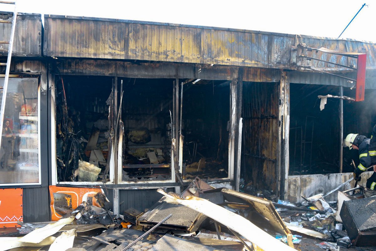 Огонь охватил торговый павильон площадью 70 метров квадратных