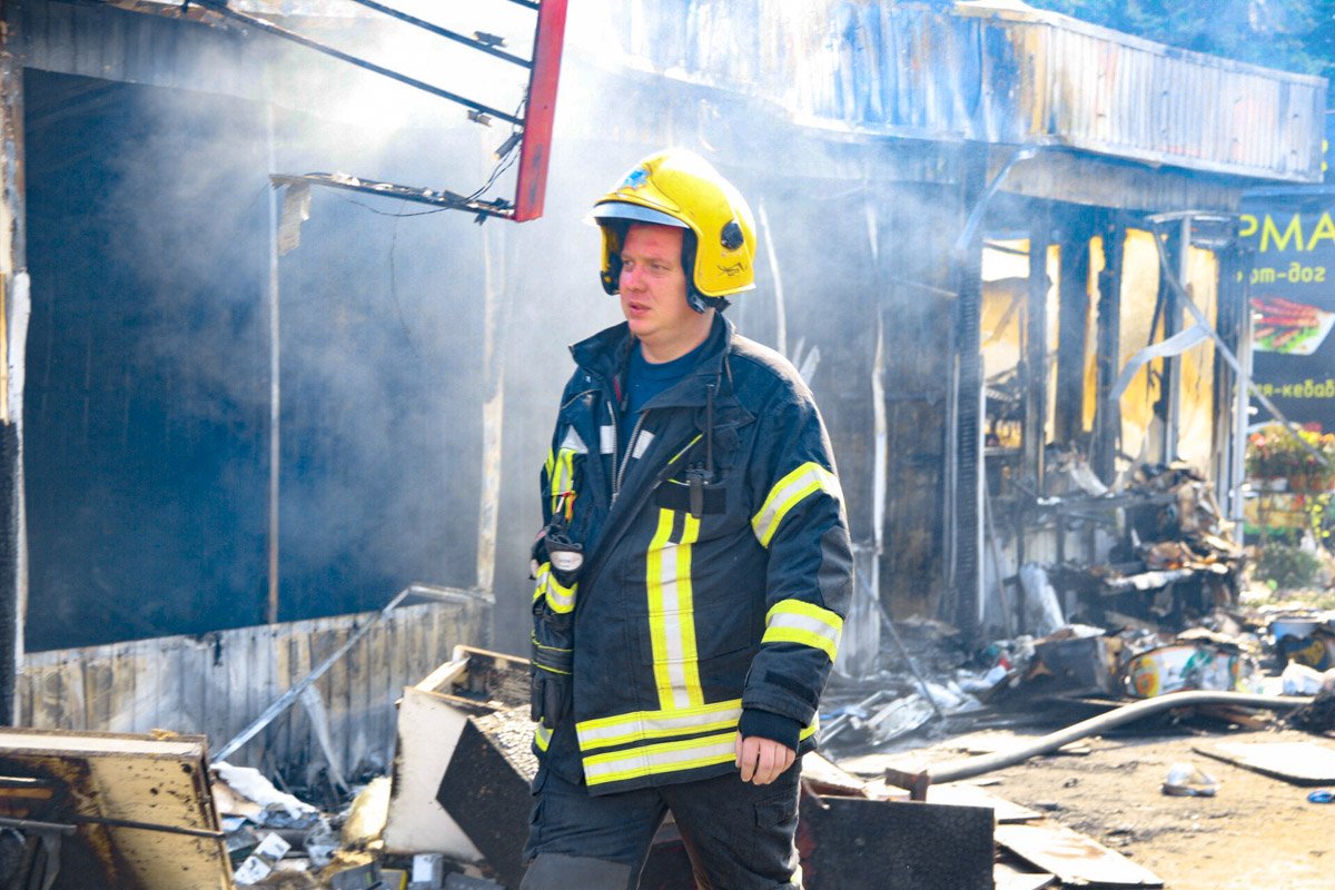 Вначале загорелся магазин с женской одеждой. Вскоре огонь перекинулся на другие ларьки