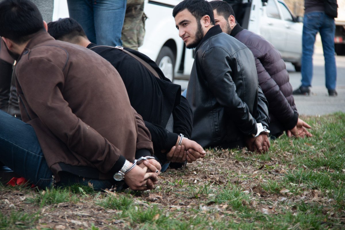 В результате были арестованы четверо неизвестных кавказской внешности