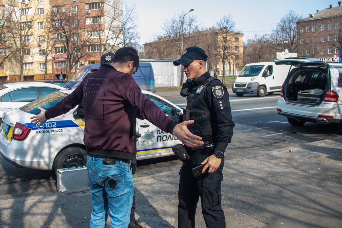 В данный момент сотрудники СОГ проводят обыск машины с целью установить причастность задержанных к разбою