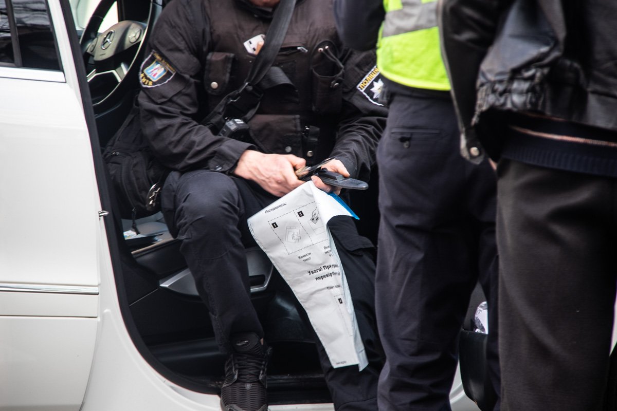 В ходе обыска из машины изъяли несколько ножей