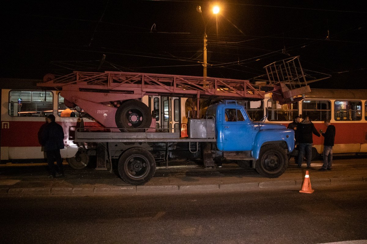 Коммунальные службы пытались спрятать разбитые вагоны за автовышками 