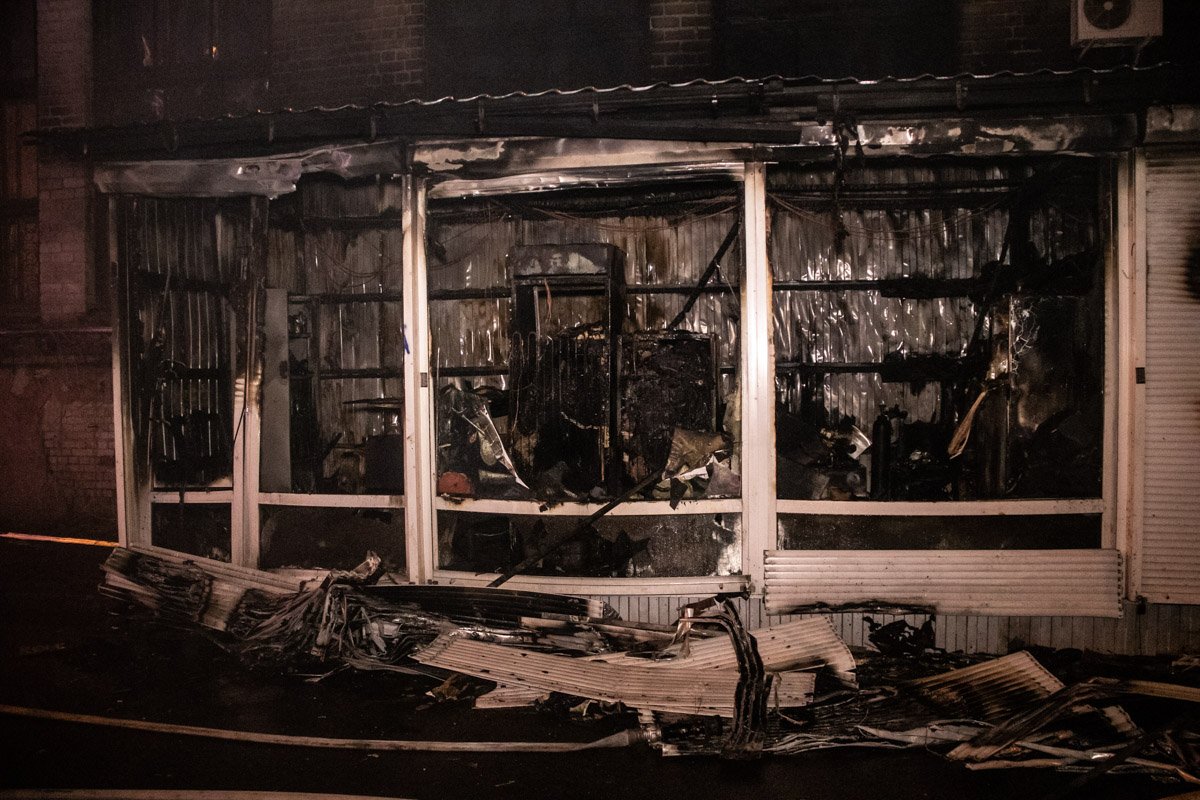 Огонь повредил стены и окна складов Огонь повредил стены и окна складов