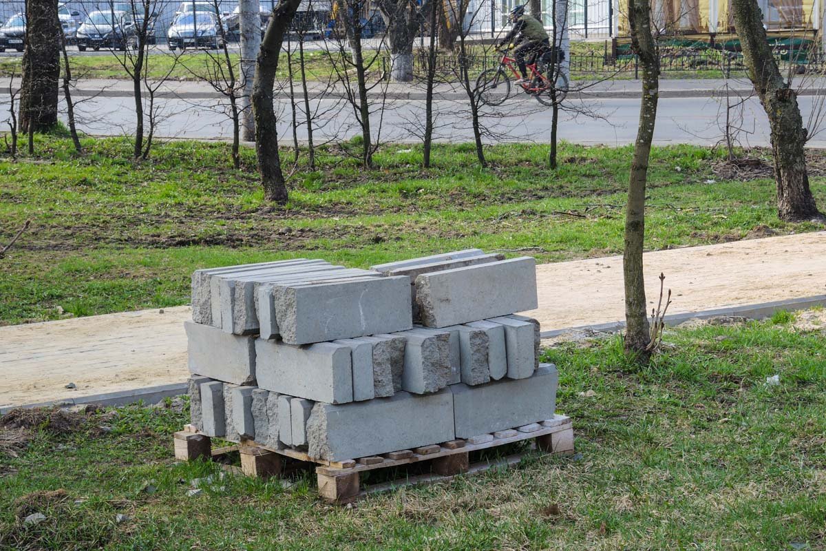 На локации уже отстроили пешеходные дорожки На локации уже отстроили пешеходные дорожки