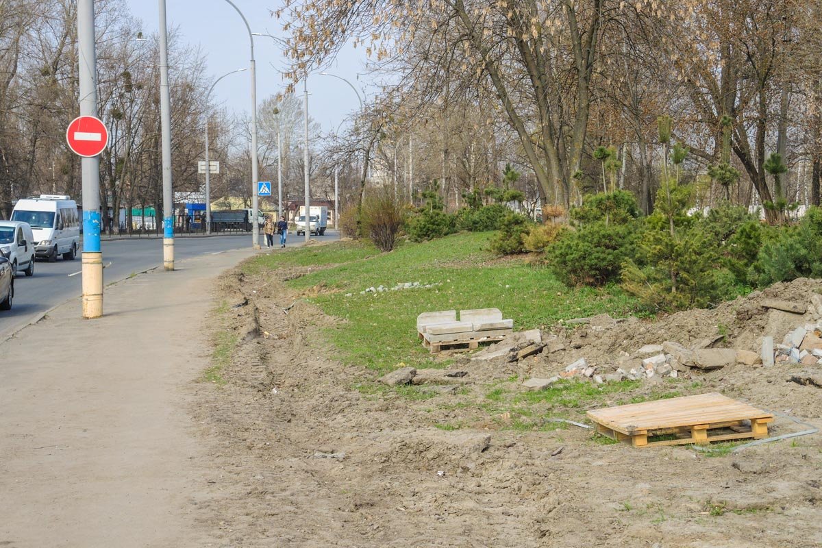 Раньше локация больше напоминала заброшенный сквер, однако вскоре она превратиться в уютную зону для отдыха Раньше локация больше напоминала заброшенный сквер, однако вскоре она превратиться в уютную зону для отдыха