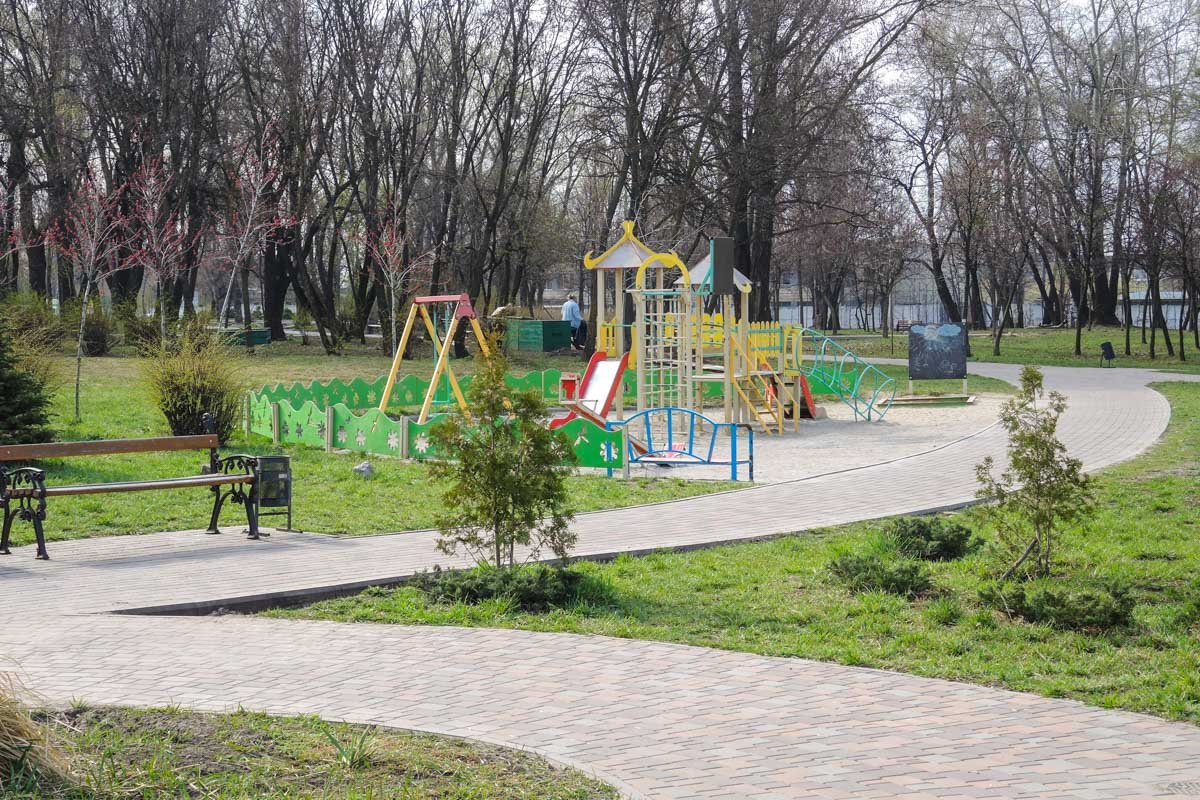 В центре парка разместили современную детскую площадку В центре парка разместили современную детскую площадку