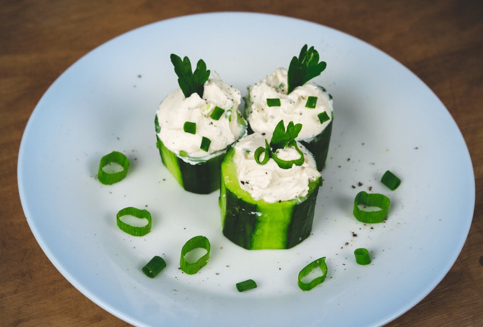 Легкая и нежная закуска из огурца - отличная альтернатива бутербродам 