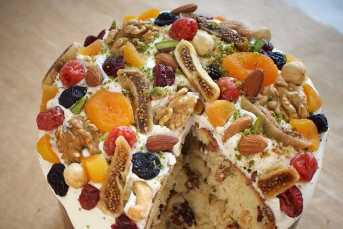 Сухофрукты, орехи и цукаты отлично дополняют кулич и делаю его полезнее