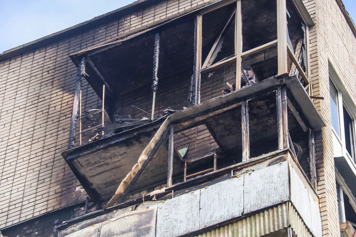 Пламя охватило балкон на 8 этаже Пламя охватило балкон на 8 этаже