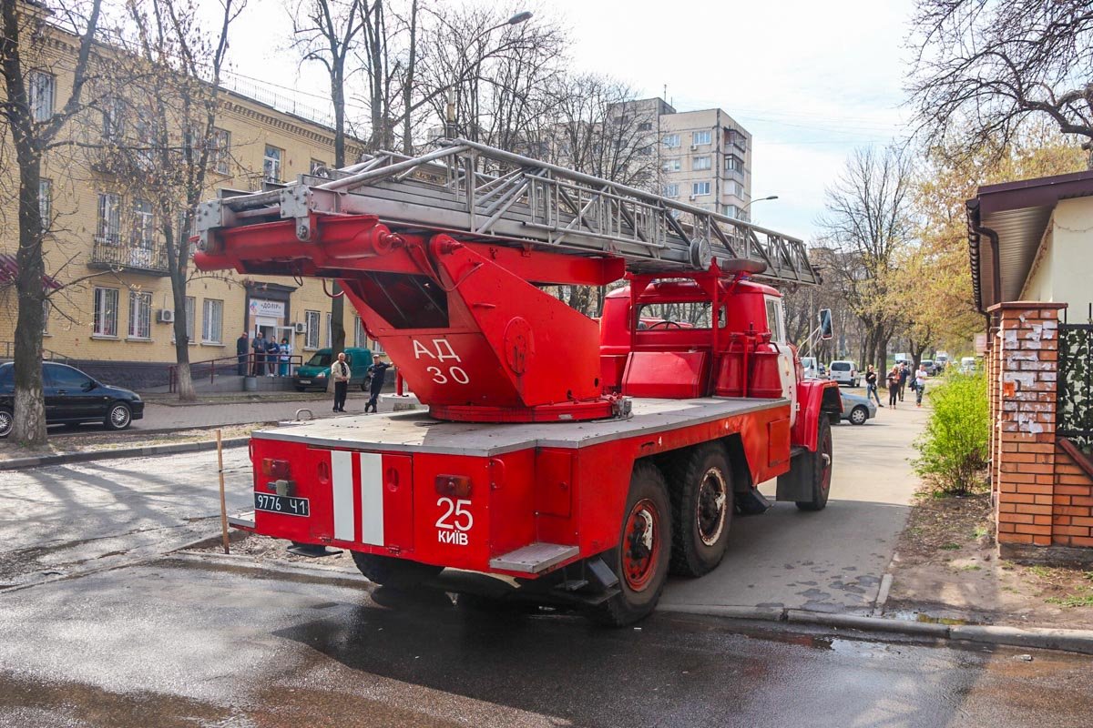 Спасатели оперативно эвакуировали девочку из квартиры, а медики скорой помощи ее осмотрели Спасатели оперативно эвакуировали девочку из квартиры, а медики скорой помощи ее осмотрели