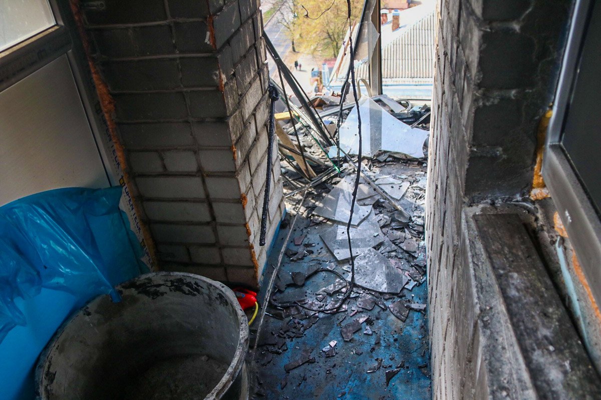 Из-за ветра огонь перекинулся на балкон этажом выше. Он выгорел полностью Из-за ветра огонь перекинулся на балкон этажом выше. Он выгорел полностью