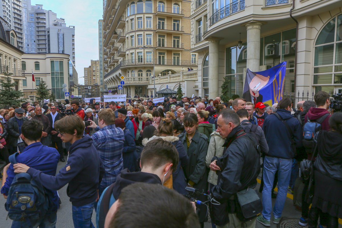 В Киеве возле штаба Владимира Зеленского прошли два митинга - против него и против Порошенко В Киеве возле штаба Владимира Зеленского прошли два митинга - против него и против Порошенко