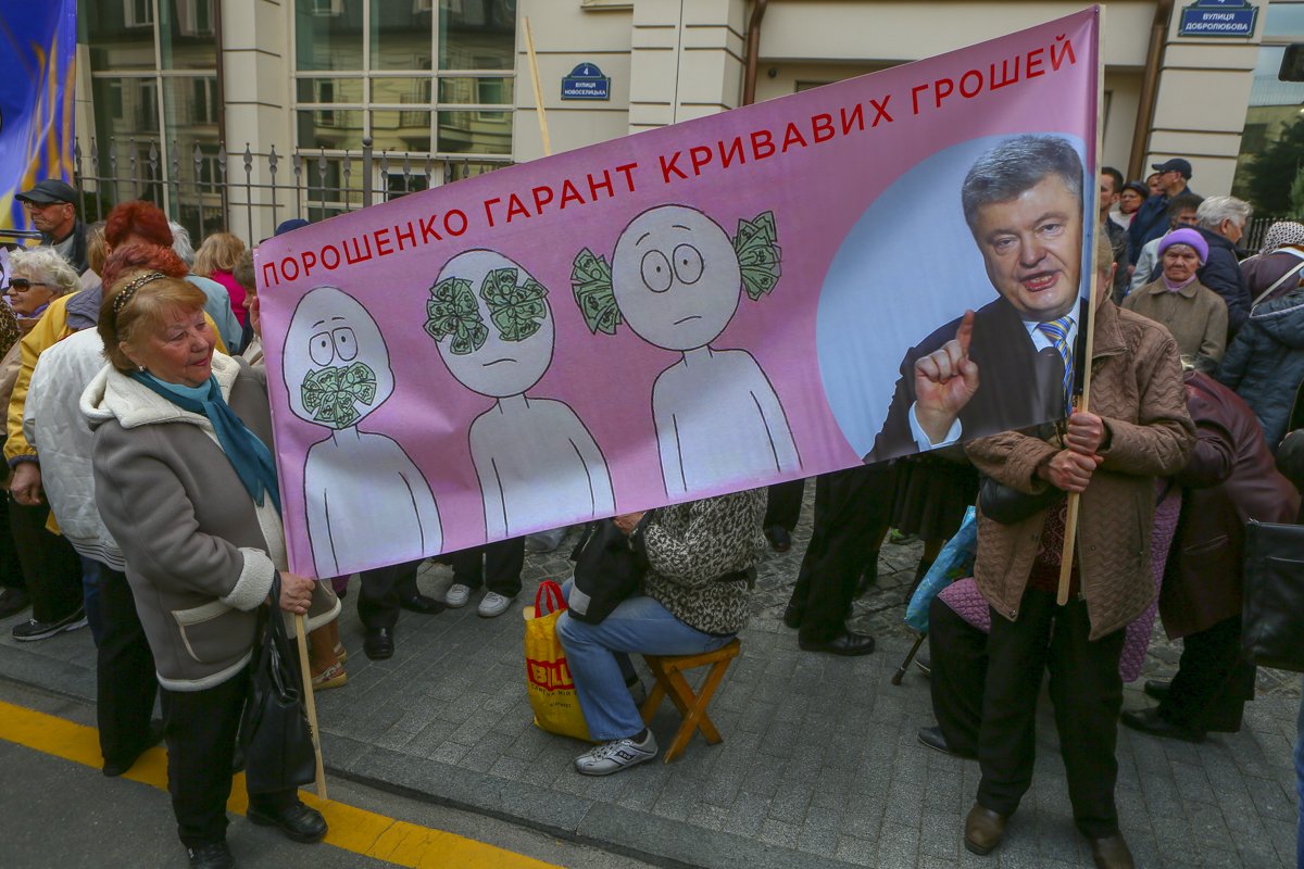 Митингующие против Порошенко принесли с собой немало баннеров и плакатов, изобличающих действующего президента Митингующие против Порошенко принесли с собой немало баннеров и плакатов, изобличающих действующего президента